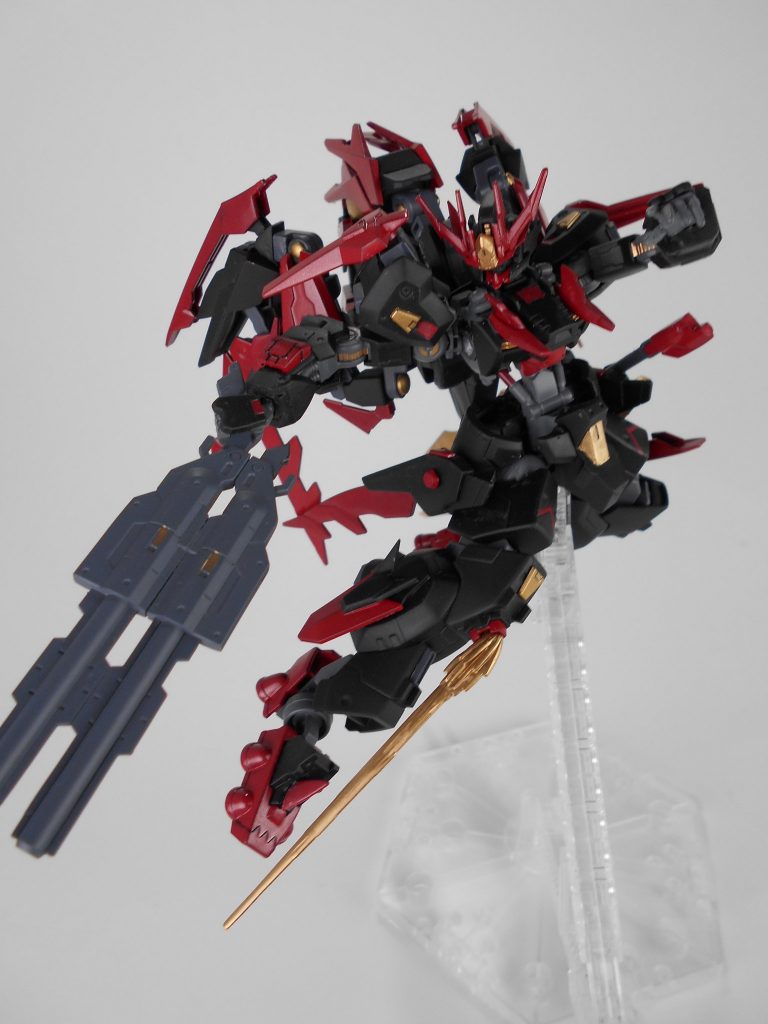 脚刀ビームサーベル・「カープス」。不使用時はバーニアとして使用できますが、接近戦時に出力口からビームサーベルを出して、攻撃することが可能です。脚の後ろにはバーニアを増加しているので押し斬ることが出来ます。
カープスはギリシャ語で「熱傷」からとっています。