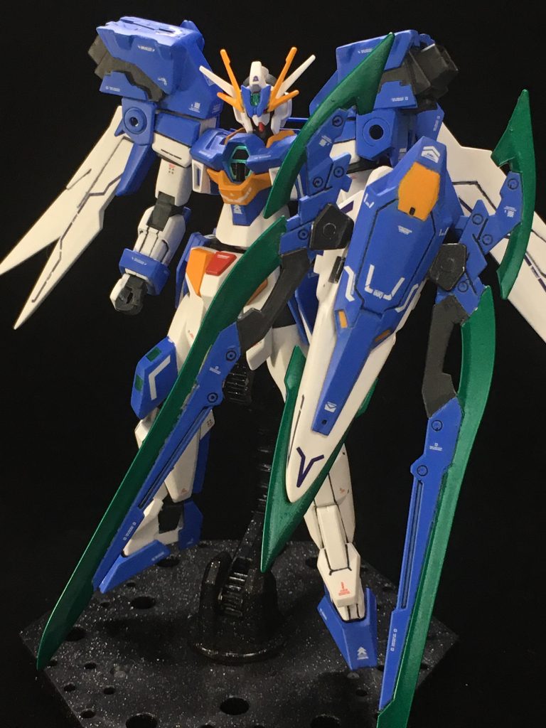 盾には先端からブレイドを展開させたり、とっておきの必殺技としてカスタムキットの大剣を装着出来るようにギミックを付けました。高機動での突撃をイメージしています。