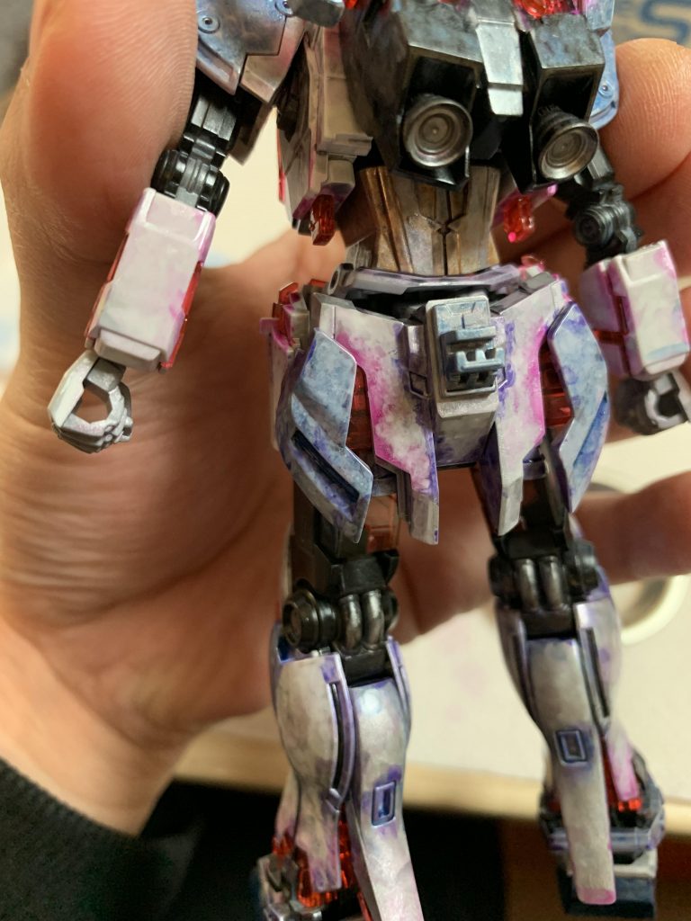 リアアーマーは形状のおかげで、配色の差分化が効果的に行えました。