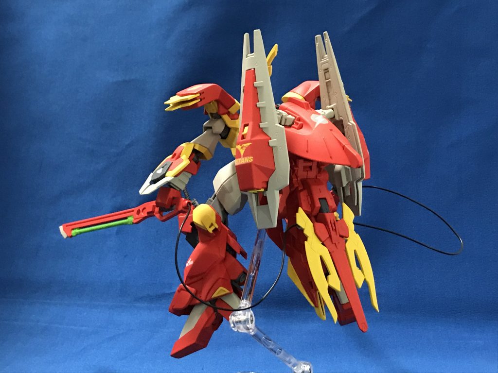 背中のバックパックはメッサーラを基部に、シールドブースターやドラグーンを装備。