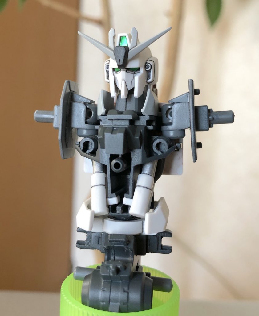 上半身の構造はこのように
通常のライトニングZでは構造上肩を引き出して上げるような動作はできないのですが…