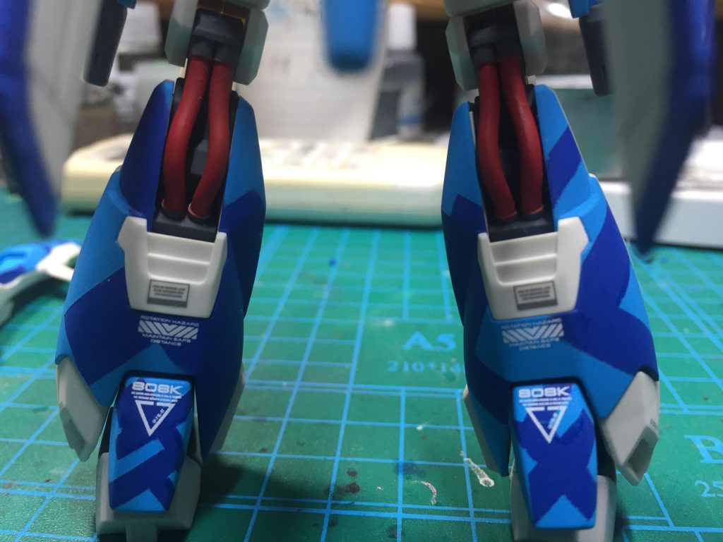 足の所も赤で部分塗装