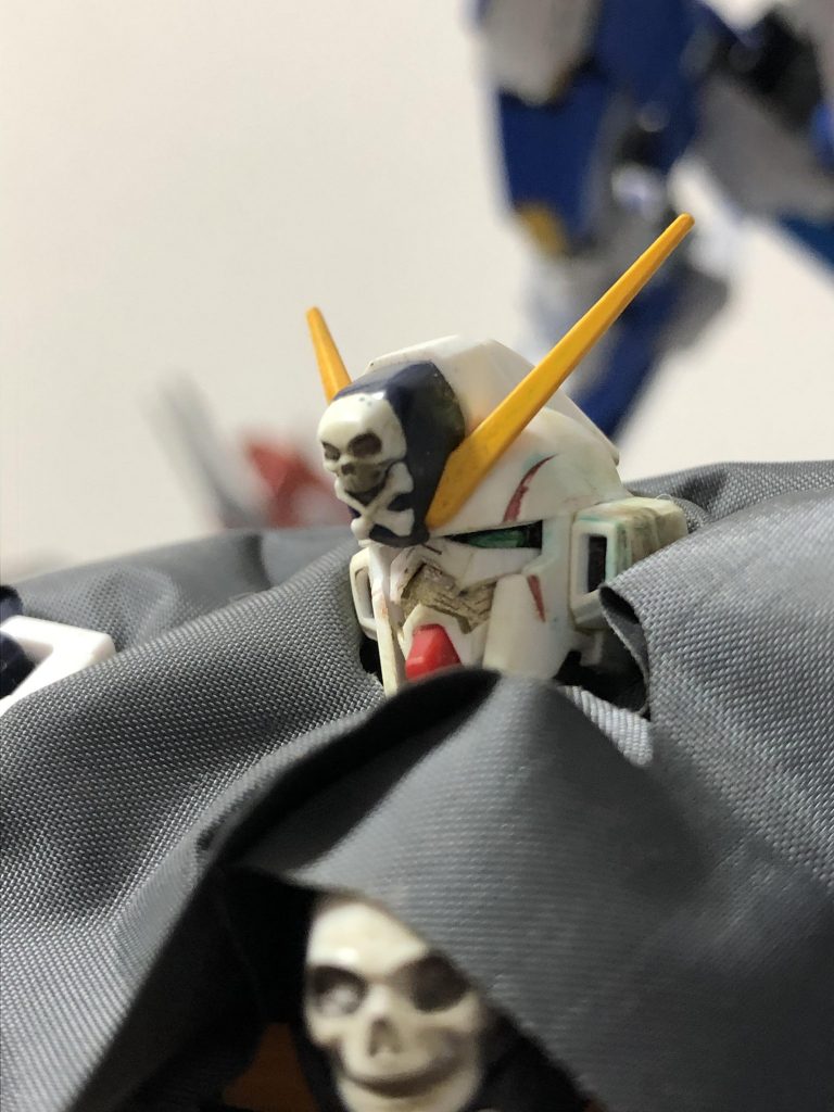 フェイス部はシルバーを下地にゴールドで塗装