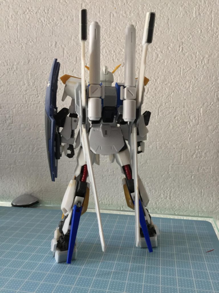 バックパックはZZⅡのものを切って貼って、Sガンダムのビームカノンを付けました。
スタビライザーはルナゲイザーの物とビルドパーツを使用しました。