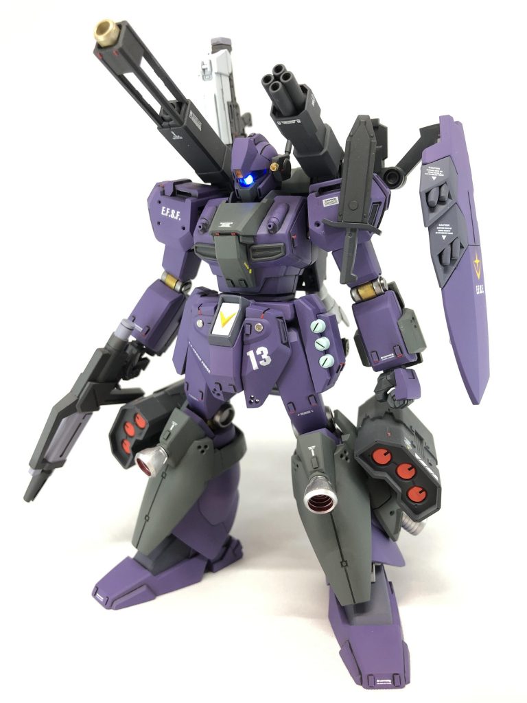 カメラアイはLEDを仕込んでいます。
カラーはパープルを基調としていますが、ミリタリーに見えるようグレー部分を4色に分けてバランスを取っています。