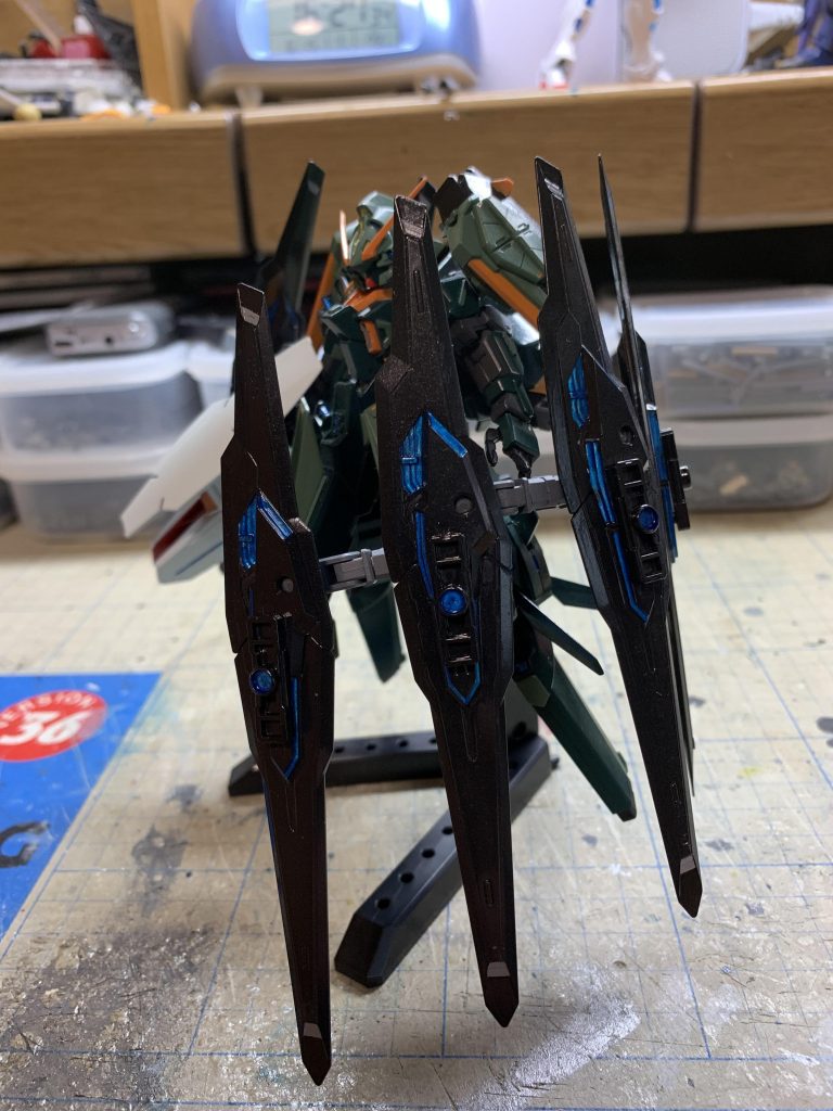 イムベルを展開して防御態勢。GNフィールドを発生させるので、防御力が極めて高い。