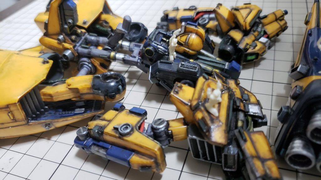 組み立て工場の風景２。
「よーし、次、脚部パーツ接続するぞー」