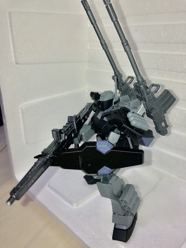 敵の行動を完全に阻害し、追い詰めた所でメインウェポンであるビームロングライフルで目標を確実にトドメを刺す。これがこの機体の基本戦法である。