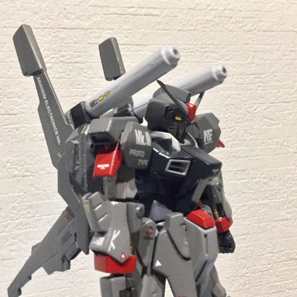 背部ビームカノン
ムーバブル・フレームによってバックパックと接続されており、砲身はある程度の自由度を持ちます。比較的コスト・パフォーマンスが高く、同武装がSガンダム、FAZZにも搭載されています。
ただしSガンダムのものと異なり、照準はマニュアルで行うため、命中精度が悪いです。