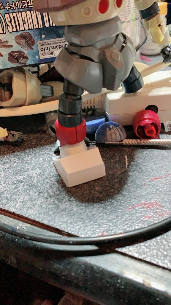 足はもっと簡単で足の大きさに合わせて箱組みしただけです。