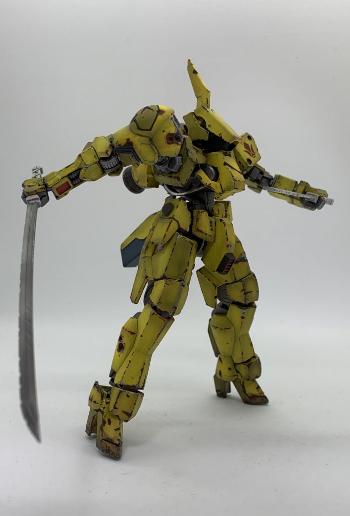 流星号以外の使用パーツは見ての通りグレイズ改の左肩アーマーとバルバトスの右腕です。合わせ目を隠すために小さなパーツを貼り付けたくらいで、基本的にそのままです。
刀はビルダーズパーツランチャーのものから装飾部分を切り落としました。