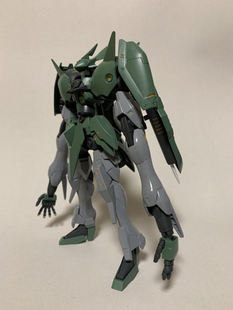 ガデッサをベースに足をラファエルに、股関節をガ系の肩関節に変更。元の足は腕にして、パワーダーのミサイルを手首の接続に使用。1/100の手首がピッタリ入って、チョットビックリ。
このままだとチンチクリンな感じがしたので、腹にジャンクの腹部パーツ(何のかは忘れた)を挟んで、全体的に大型化。