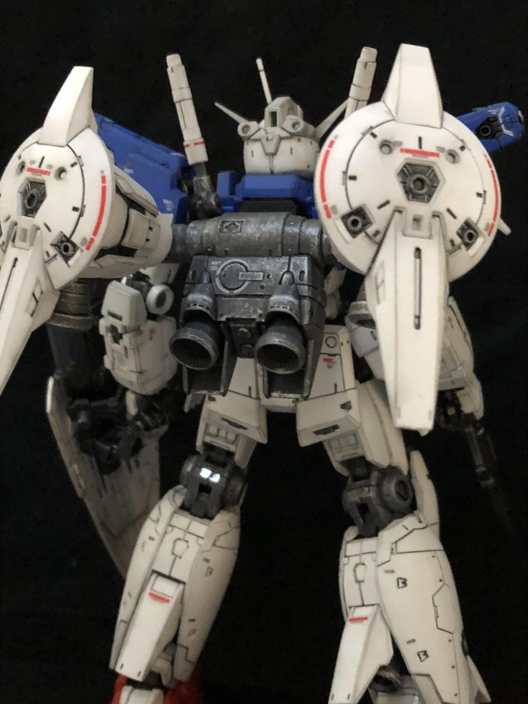 バックショット。バックパックをはじめバーニアや各関節等のグレー箇所はドライブラシをしていたら興が乗って、面に塗ってもいいのでは?などと(笑)