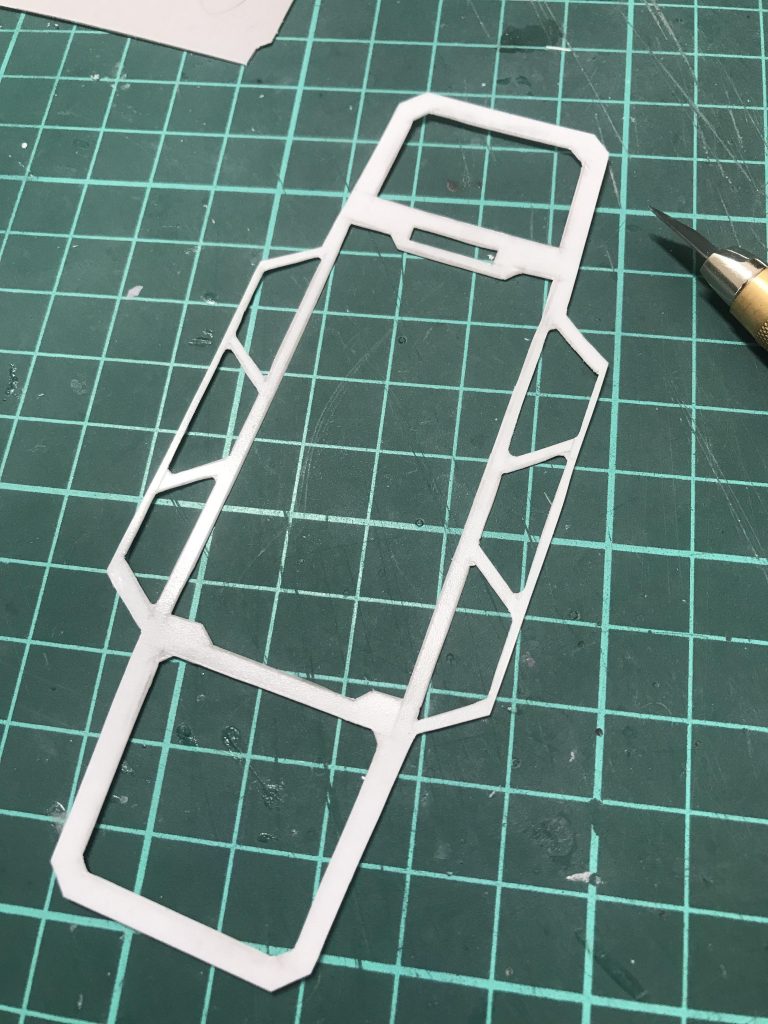 切り抜いたプラ板を貼り付けたりしてます。