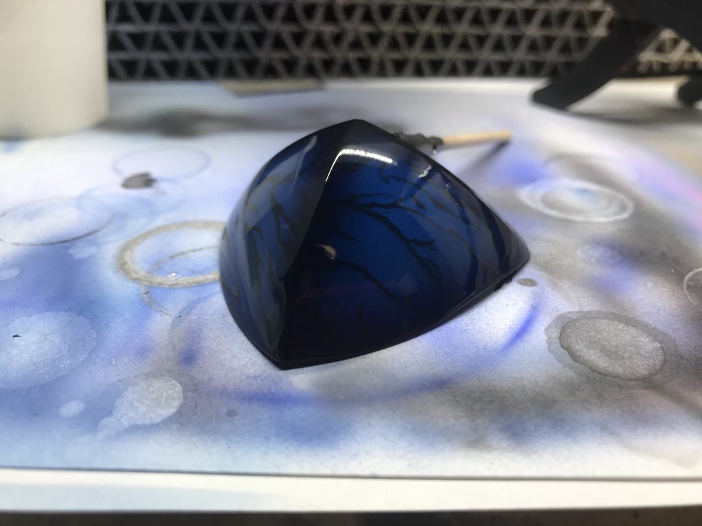 薄めのクリアブラックで塗装や模様をコーティング。そしてクリアブルーを重ねて色味を調整。そして光沢コートした状態。
この辺から宝石のようになってきました!