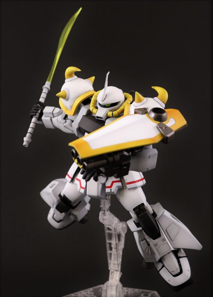 グフカスタムにザクの脚をつけているように見えますが,実は上半身も頭さえも骨は全てR2ザクのものです.フレームを削ったり,外装の裏を削ったりして被せてあります.つまり全身の可動はザク2.0に準拠する!横を向くと目がそっちを見る…!
白と黄のパーソナルカラーから,「白き雷鳴」なる異名も持っていたみたいですよ(爆)(ああああああああああああああああああ!!!!!!!)