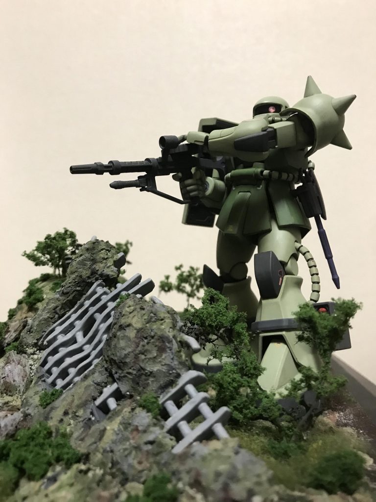 昔作ったジオラマのベースがあるのでそこで一枚。ザクIスナイパー用に作ったのに、ザクの方が似合ってる(笑)