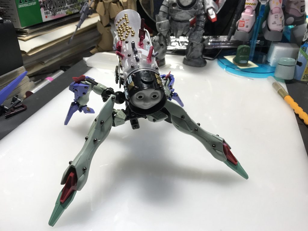 ランナーや100均のデコパーツとかを貼り貼り。