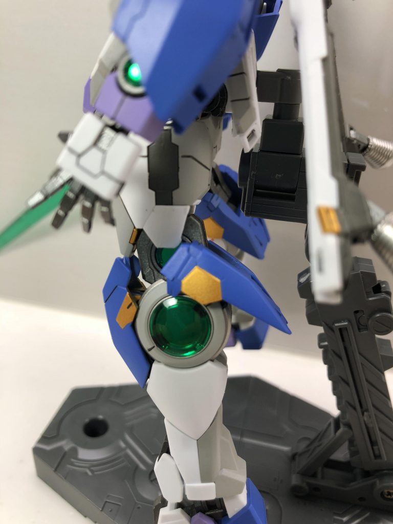 足元ちょっと寂しかったので、差し色にゴールドを。