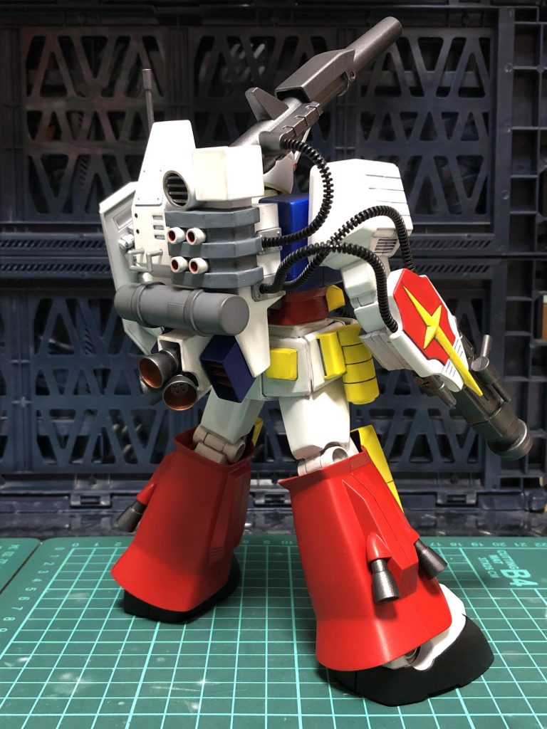 脛アーマーの黄色と赤色の塗り分けを自分好みに変更しています。決して間違えたワケではありませんので！