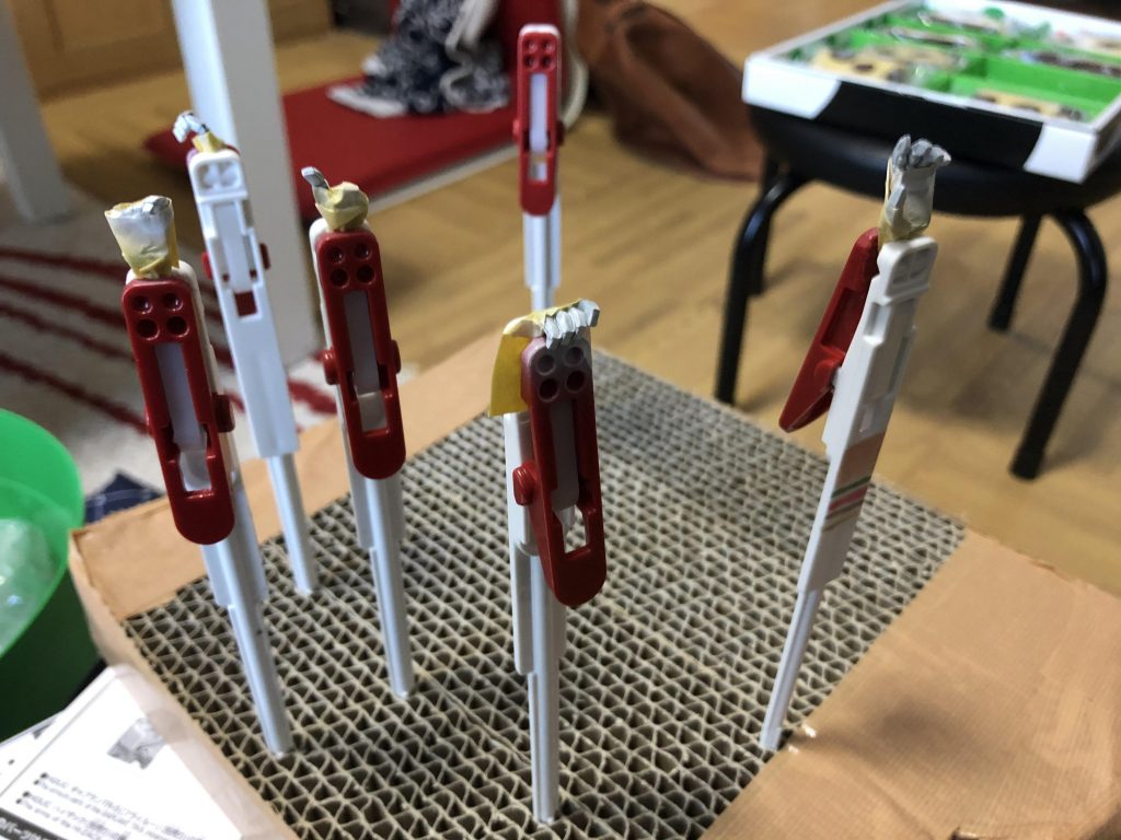 指先の赤も再現する場合塗装は必須になります。