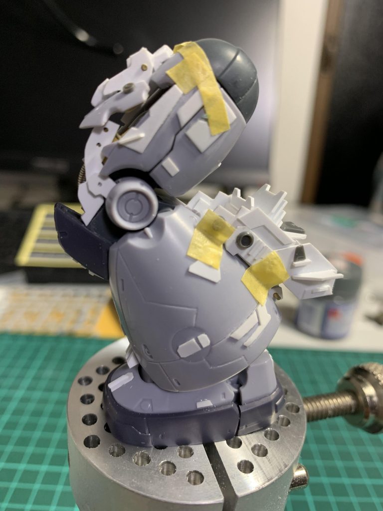 太もものカバーが膝を曲げた際に連動して開くギミックを仕込みました。