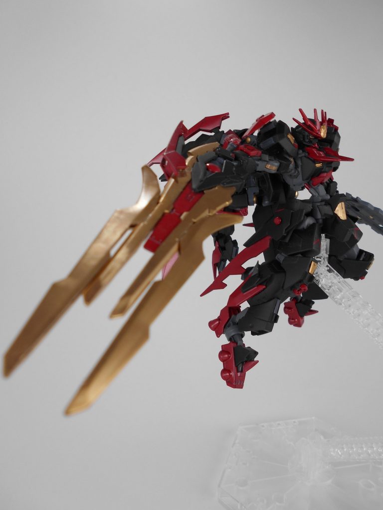 カレトヴルッフフェーダー改・「スカーヴ」・斬撃状態。アーヴァンの主武装。カレトヴルッフフェーダーに新規刃、推進機を増加しました。刃をビーム並みの高温にすることでビームと実剣の両方の特質で斬ることが可能です。推進機の利用価値は「スカーヴ」は片手でも使えることを想定しているため、移動というよりも姿勢制御での使用が主です。
スカーヴはギリシャ語で「灼熱」からもじりました。