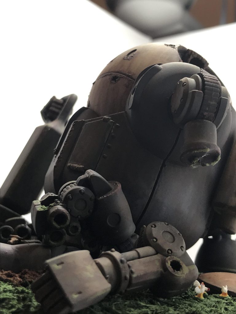 下からのアングルで。
左腕関節に損傷でもあったのか…
経年劣化や雨水の影響で折損してしまった左腕。
このアングルはなんかちょっと切ない雰囲気