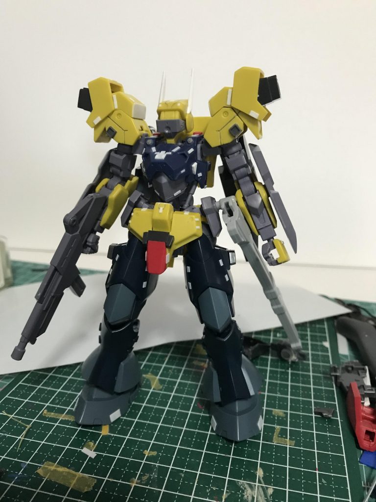 製作中その2
肩はセイバーガンダムの踵に、獅電の足首のパーツを合わせました。
腰部にストフリの肩のパーツを接着して、ジャンクパーツでバランスを整えました。