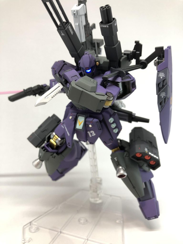 ・ダガーナイフ
左肩に装備。潜入戦や、肉薄された場合に使用する。
以上の装備を駆使し、全ての射程で戦闘できる汎用性の高さを持つ。