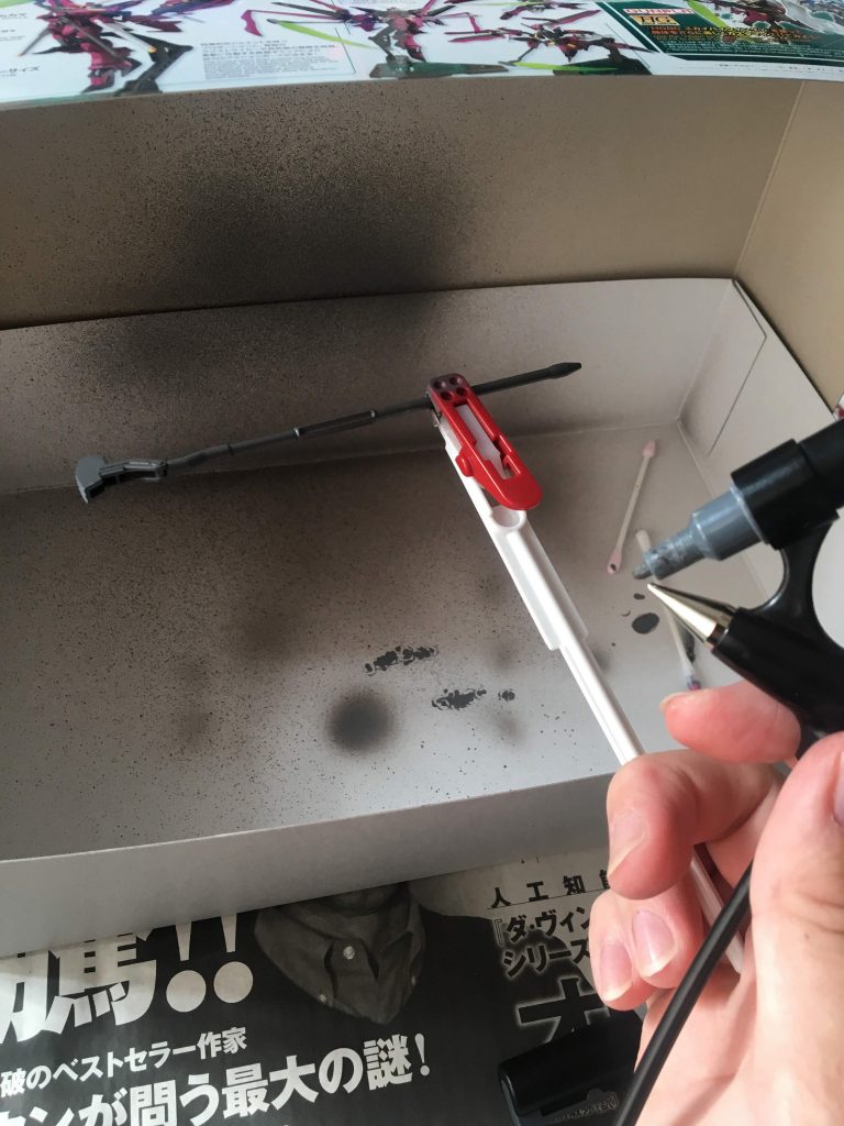 鎌はピンク(紫？)なので灰色に塗ります。