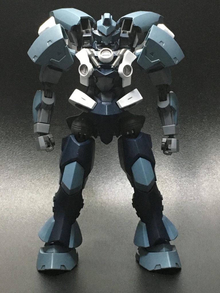 足は裾を切り詰め
太ももの上を露出させ、腰のマントを無くし、後ろのマントは切り詰め
肩も小型化し、頭はガンダムタイプに寄せ、胸とブースターはジャンクから作りました