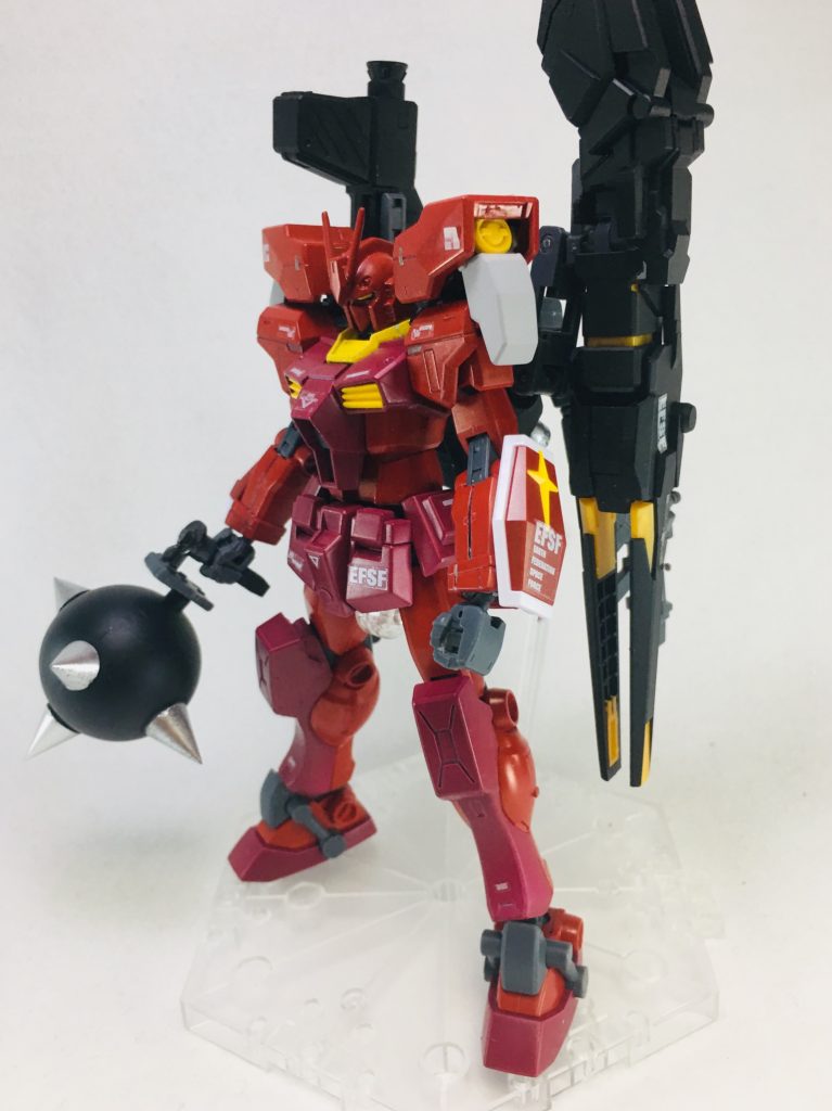 お次は右からー。
小さいシールドもお約束ですが、デカールはやりすぎたかも……。
で右に積んでいるのは、一番の特殊装備。
その名も……
ダブルアームド・アーマーランチャー。