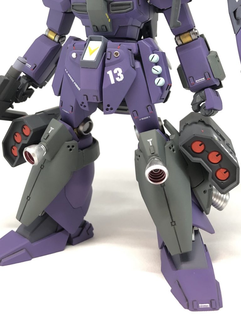 ・ハンドグレネード(左腰部)
ジェガンに通常採用されているタイプのものと同様。本機での使用機会は少ない。
・3連装ミサイル(脚部)
スタークジェガンのミサイルの有効性を確認しているため、配置変更し脚部に追加された。
任意でパージすることが可能。