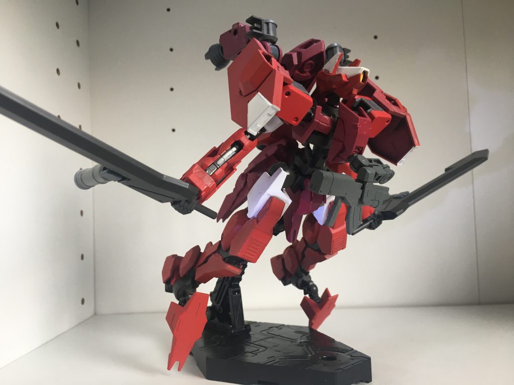 バスターソードには加速用ブースターが搭載されており近接攻撃時の打撃力向上の他、移動・緊急回避時のスラスターとして併用する事により従来のFCSでは反応出来ない機動をする事が可能になる。