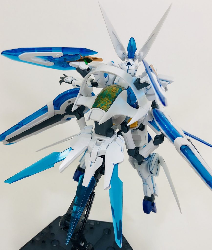 パーフェクトパックはトラックフィンをシアクアンタのソードビット置き換え、ベースの取り付けパーツを利用してトランジェントのバックパックを追加しています。
大型エネルギーコアが追加されたことで出力が大幅にアップ。