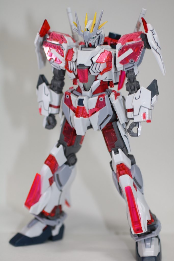 正面 ナラティブガンダム サルヴァトーレビギンズ
サイコフレーム・スタビライザー
両肩部に付いている装甲。増えたサイコフレームの安定を図るため取り付けられた。