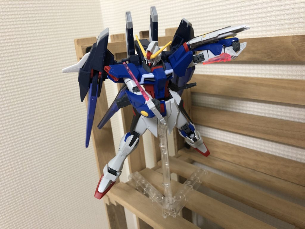 サポート型に切り替わったとはいえ、接近戦が出来なくなったわけではない。

フラッシュエッジに関しては投擲するよりも、ナイフやサーベルのように直接切りつける形で使われる。