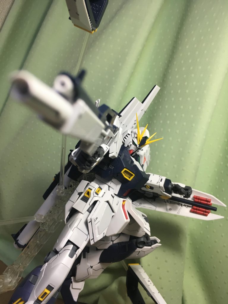 アニメで出てきそうな遠近法ガッツリなポージング