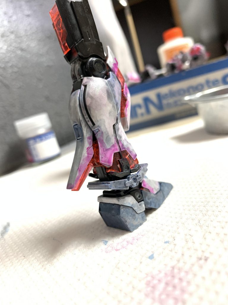 サイコフレームの光が漏れているのか、それとも別の要因なのか、本来発光するはずのない外装が稼働時に変色をはじめているイメージです。