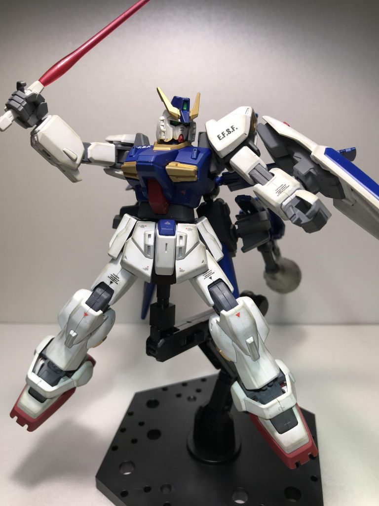 デカール貼りでE.F.S.Fのロゴを使用。ベースはビルドガンダムMk-IIですが、エウーゴの機体を連邦軍が改修したという設定にしました。