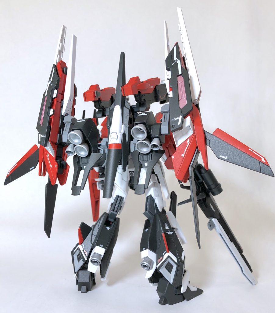 特殊装備《レイジングディフェンサー》
ブレイズガンダムの火力強化と他機との連携強化のために用意された大型ユニット
密集したバーニアと攻撃的なバインダー、両肩にレイアウトされた二門のキャノン砲はブレイズの格闘性能を活かすために可動域干渉・重量バランスはこちらもかなり考慮されており見かけによらず機敏
一対の大型バインダーはGP01fbのユニバーサルポッドのように大推力と複雑な空間機動・姿勢制御の両立を可能とし、それ自体が攻防一体の自律機動兵器でもある