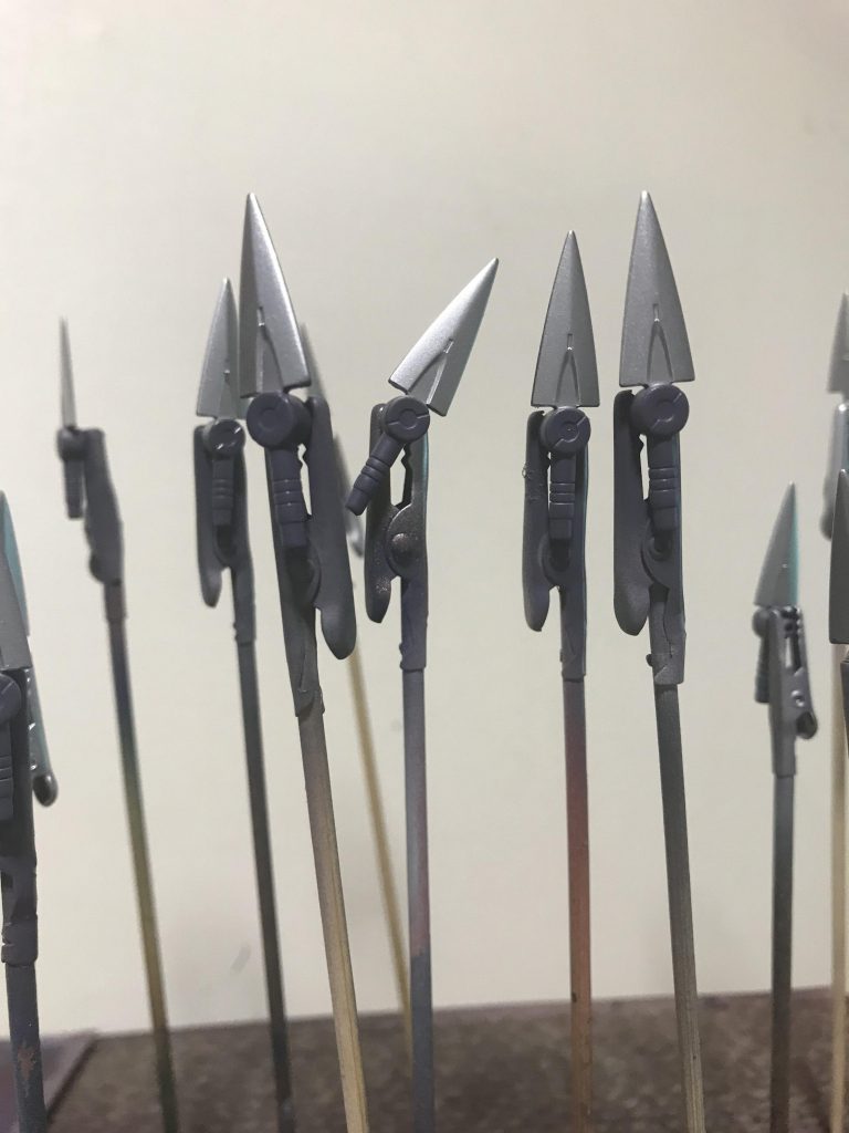 ヒートダートは一体成型なので、マスキングで塗り分けました。