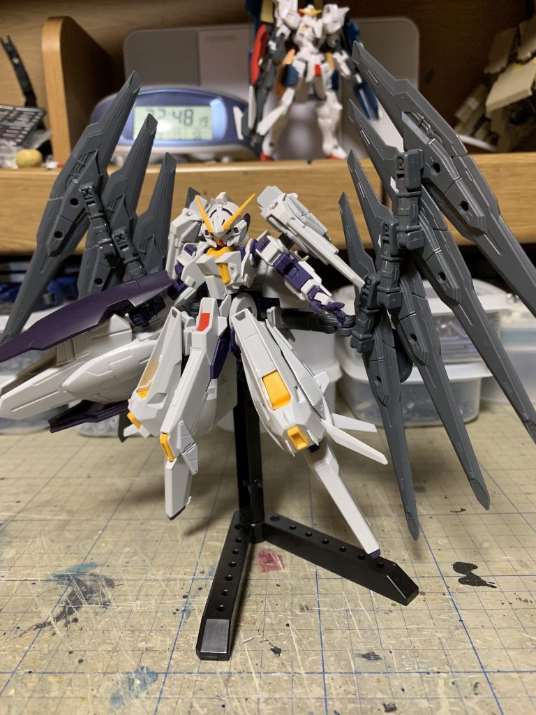 塗装前。ホントはこうなる予定でしたが、バインダーガンを最初は白で塗っていました。
しかしサフ無しでは色が乗らず、エエィ面倒くさい、とスプレーで上から吹いたのが運の尽き。
先に塗った白が溶けてマダラ状態。こうなりゃ黒で誤魔化そうとさらに塗り重ねて塗膜が致命的に厚くなり過ぎた∑(ﾟДﾟ)