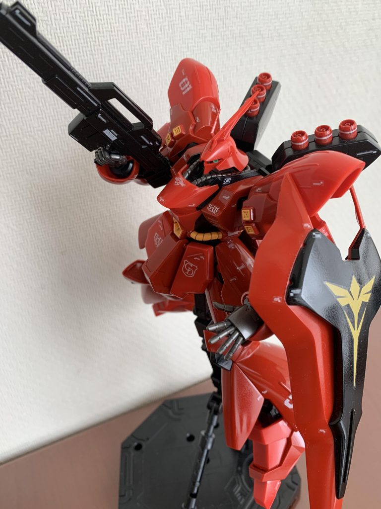 （某雑誌の表紙のようなポーズで一枚）

販売当時の、プラモデル初心者だった私がパチ組みしたものなので、ゲート跡など目立つところがあります…。

今回はそれを引っ張り出してきて、それ以降の行程を進めたという形になります。

シールが上手く働いてくれているため、目立たなくなっている部分も多く助かっています。←