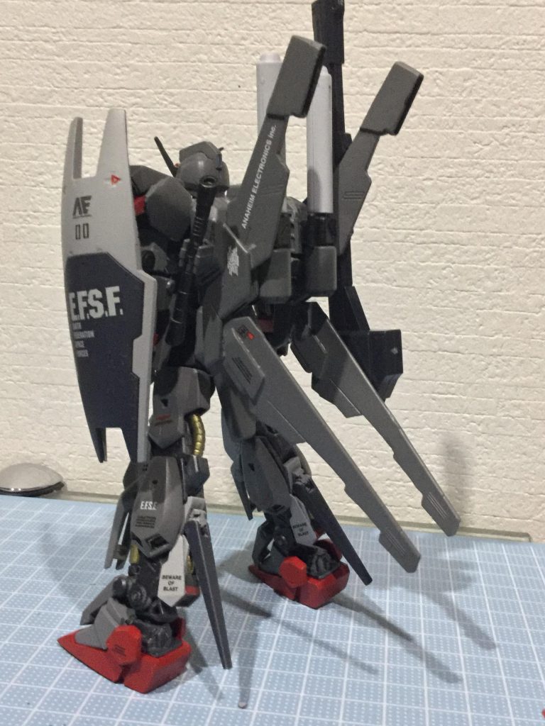 リア
正規のMK-IIIよりもゴツくなっていて、出力も正規の3倍となっており操縦やパイロットに掛かるG
は相当なものである。