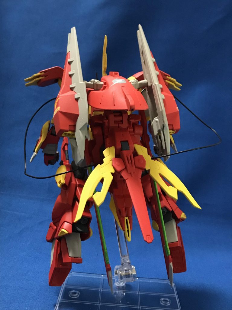 ドラグーンは左右に展開する実体剣を装着してあります。