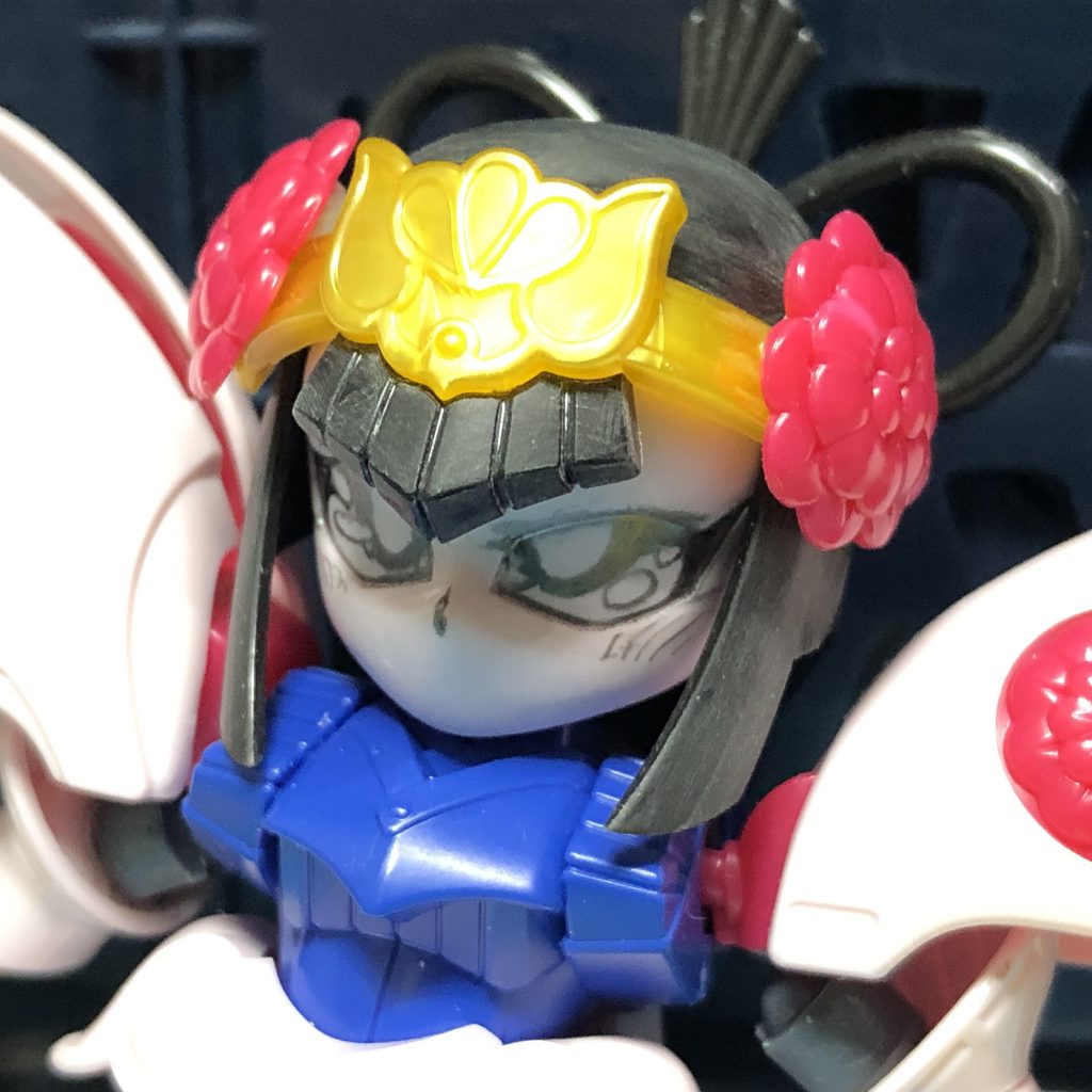 顔はかなり手を加えました。頰を削り小顔化し、髪飾りごと前髪を下にずらしました。