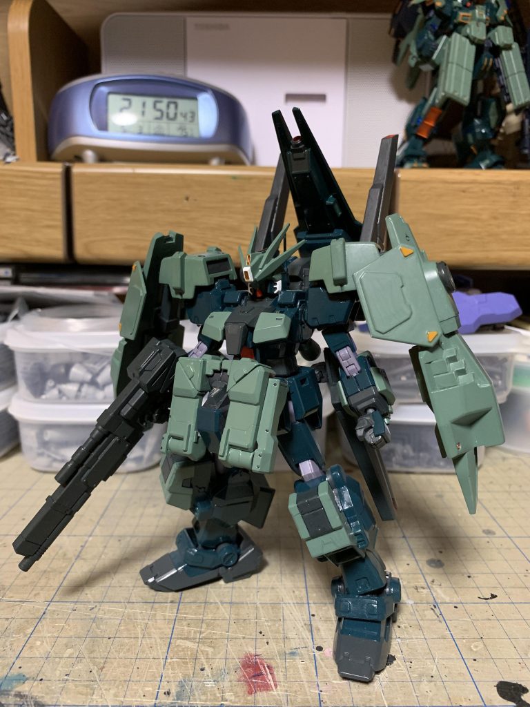 見たまんまのフルアーマーですが、シールドブ
ースター3枚使用して、機動性を確保している設 定。両肩の強化型シールドブースターにはIフィールドジェネレーターを増設しています。
両腕にはスタークジェガンの籠手を装着。