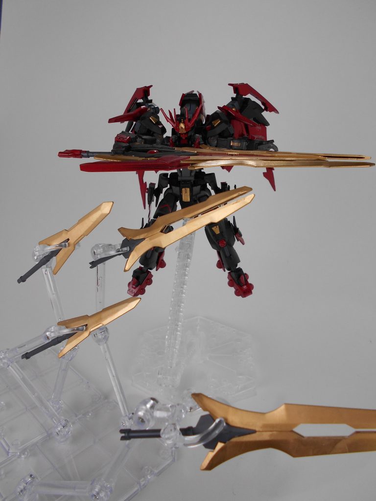 GNパルチザンⅡ改・「イルマシィ」、ファングモード。イルマシィはこの状態で主に使用されます。2つに分かれた刃の間からはビームライフルが発射可能です。